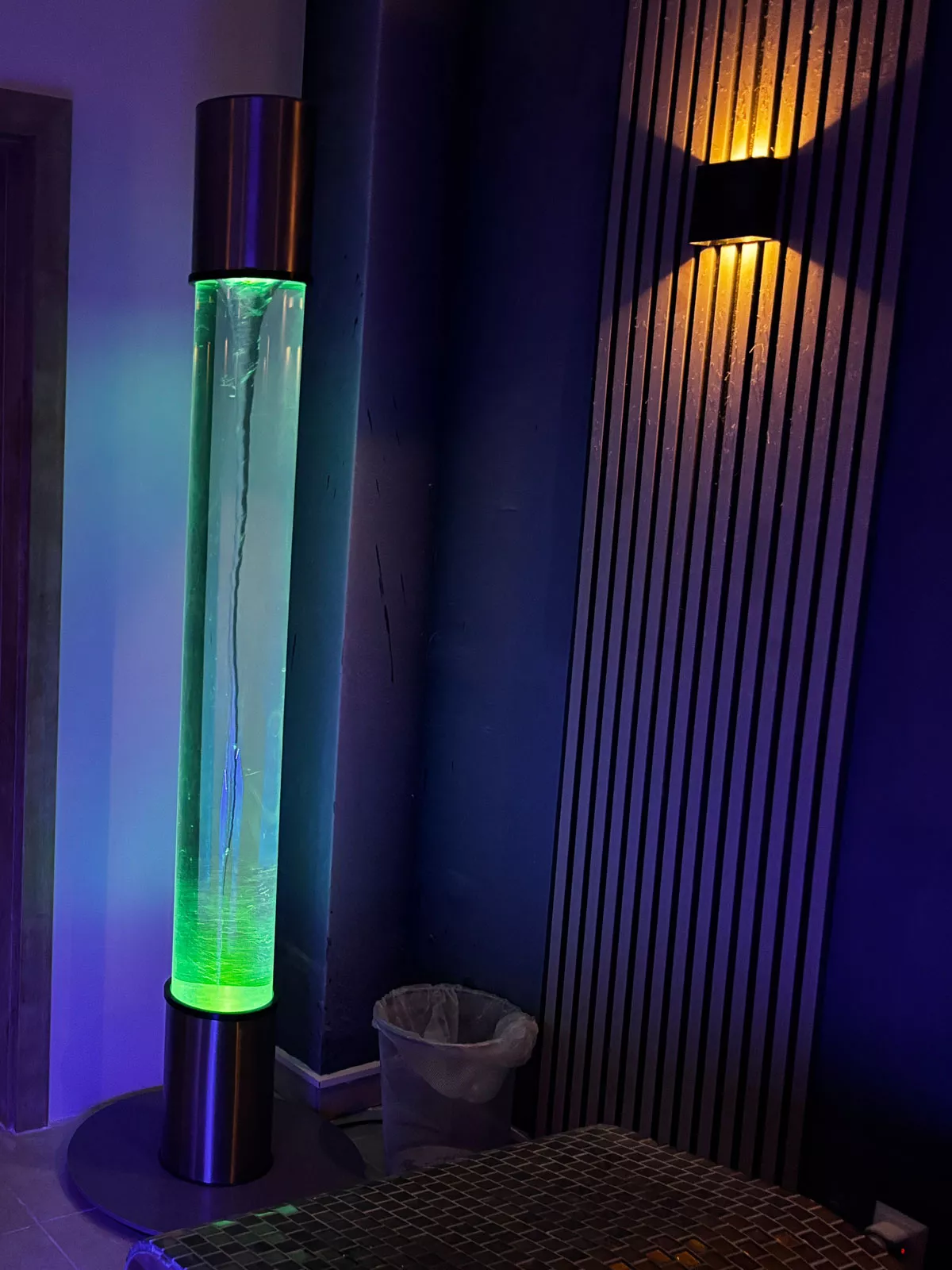 Salzlufttherapie Kabine Wasserwirbel im SalzKRAFTwerk Linz mit Infrarotliegen und Wasserwirbel-Energies&auml;ule